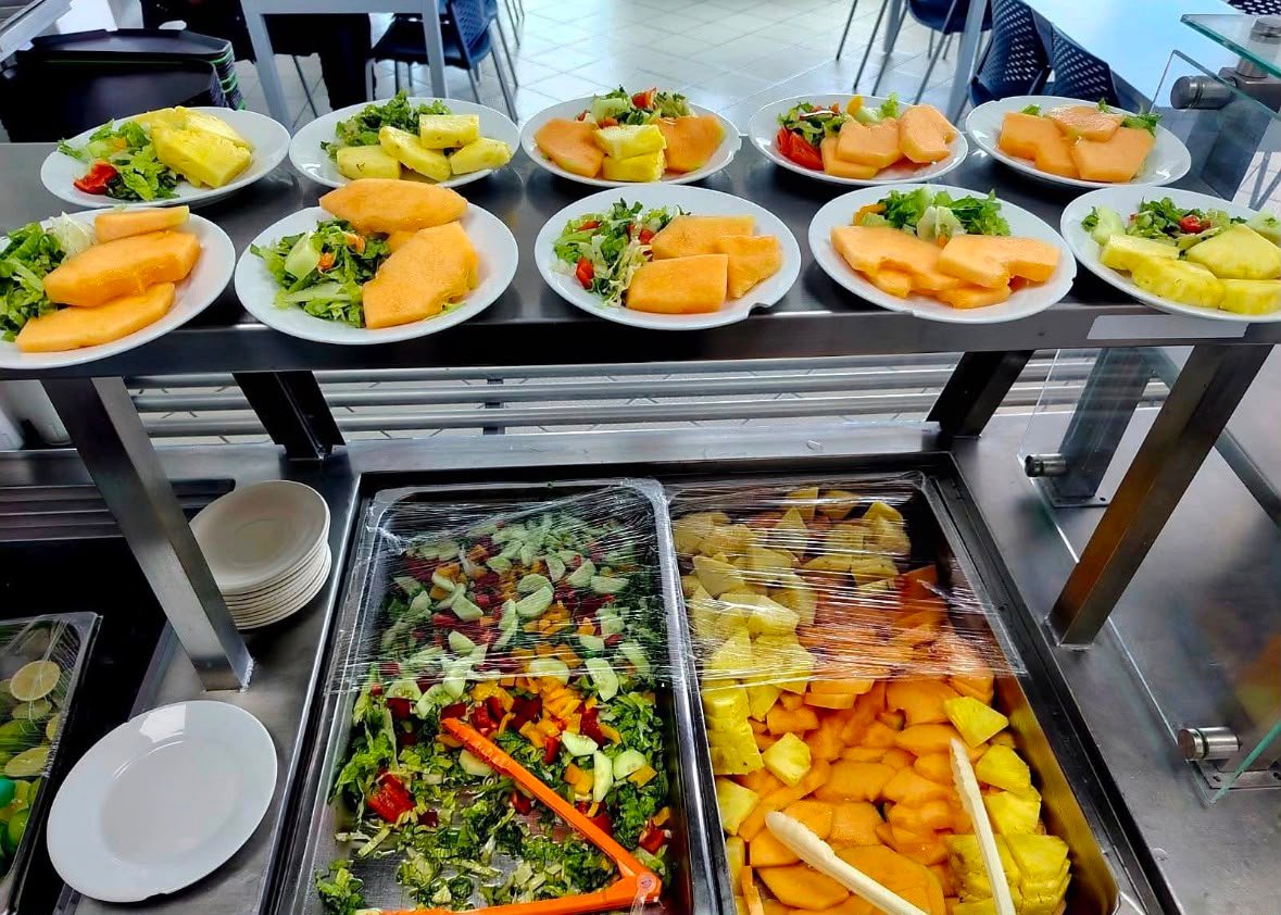 Guiso caliente en línea de servicio